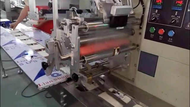 *自動(dòng)貼標(biāo)機(jī)工作圖 *自動(dòng)貼標(biāo)機(jī)工作圖